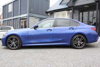 BMW 3シリーズ 320d Xdrive Mｽﾎﾟｰﾂ ﾃﾞﾋﾞｭｰP ｺﾝﾌｫｰﾄP 4WD ﾋｰﾀｰ黒革 専用ﾌﾞﾙｰｽﾃｯﾁ 19AW LEDﾍｯﾄﾞﾗｲﾄ 追従ACC ｽﾃｱﾘﾝｸﾞｻﾎﾟｰﾄ ｱｯﾌﾟﾙｶｰﾌﾟﾚｲ ﾀｯﾁ画面HDDﾅﾋﾞBMWﾗｲﾌﾞｺｯｸﾋﾟｯﾄﾞ電動ﾄﾗﾝｸ Hi-fiｽﾋﾟｰｶｰ ｱﾝﾋﾞｴﾝﾝﾄﾗｲﾄ 2年保証