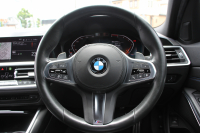 BMW 3シリーズ 320d Xdrive Mｽﾎﾟｰﾂ ﾃﾞﾋﾞｭｰP ｺﾝﾌｫｰﾄP 4WD ﾋｰﾀｰ黒革 専用ﾌﾞﾙｰｽﾃｯﾁ 19AW LEDﾍｯﾄﾞﾗｲﾄ 追従ACC ｽﾃｱﾘﾝｸﾞｻﾎﾟｰﾄ ｱｯﾌﾟﾙｶｰﾌﾟﾚｲ ﾀｯﾁ画面HDDﾅﾋﾞBMWﾗｲﾌﾞｺｯｸﾋﾟｯﾄﾞ電動ﾄﾗﾝｸ Hi-fiｽﾋﾟｰｶｰ ｱﾝﾋﾞｴﾝﾝﾄﾗｲﾄ 2年保証