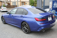 BMW 3シリーズ 320d Xdrive Mｽﾎﾟｰﾂ ﾃﾞﾋﾞｭｰP ｺﾝﾌｫｰﾄP 4WD ﾋｰﾀｰ黒革 専用ﾌﾞﾙｰｽﾃｯﾁ 19AW LEDﾍｯﾄﾞﾗｲﾄ 追従ACC ｽﾃｱﾘﾝｸﾞｻﾎﾟｰﾄ ｱｯﾌﾟﾙｶｰﾌﾟﾚｲ ﾀｯﾁ画面HDDﾅﾋﾞBMWﾗｲﾌﾞｺｯｸﾋﾟｯﾄﾞ電動ﾄﾗﾝｸ Hi-fiｽﾋﾟｰｶｰ ｱﾝﾋﾞｴﾝﾝﾄﾗｲﾄ 2年保証