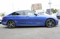 BMW 3シリーズ 320d Xdrive Mｽﾎﾟｰﾂ ﾃﾞﾋﾞｭｰP ｺﾝﾌｫｰﾄP 4WD ﾋｰﾀｰ黒革 専用ﾌﾞﾙｰｽﾃｯﾁ 19AW LEDﾍｯﾄﾞﾗｲﾄ 追従ACC ｽﾃｱﾘﾝｸﾞｻﾎﾟｰﾄ ｱｯﾌﾟﾙｶｰﾌﾟﾚｲ ﾀｯﾁ画面HDDﾅﾋﾞBMWﾗｲﾌﾞｺｯｸﾋﾟｯﾄﾞ電動ﾄﾗﾝｸ Hi-fiｽﾋﾟｰｶｰ ｱﾝﾋﾞｴﾝﾝﾄﾗｲﾄ 2年保証