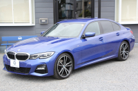 BMW 3シリーズ 320d Xdrive Mｽﾎﾟｰﾂ ﾃﾞﾋﾞｭｰP ｺﾝﾌｫｰﾄP 4WD ﾋｰﾀｰ黒革 専用ﾌﾞﾙｰｽﾃｯﾁ 19AW LEDﾍｯﾄﾞﾗｲﾄ 追従ACC ｽﾃｱﾘﾝｸﾞｻﾎﾟｰﾄ ｱｯﾌﾟﾙｶｰﾌﾟﾚｲ ﾀｯﾁ画面HDDﾅﾋﾞBMWﾗｲﾌﾞｺｯｸﾋﾟｯﾄﾞ電動ﾄﾗﾝｸ Hi-fiｽﾋﾟｰｶｰ ｱﾝﾋﾞｴﾝﾝﾄﾗｲﾄ 2年保証