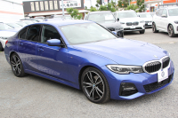 BMW 3シリーズ 320d Xdrive Mｽﾎﾟｰﾂ ﾃﾞﾋﾞｭｰP ｺﾝﾌｫｰﾄP 4WD ﾋｰﾀｰ黒革 専用ﾌﾞﾙｰｽﾃｯﾁ 19AW LEDﾍｯﾄﾞﾗｲﾄ 追従ACC ｽﾃｱﾘﾝｸﾞｻﾎﾟｰﾄ ｱｯﾌﾟﾙｶｰﾌﾟﾚｲ ﾀｯﾁ画面HDDﾅﾋﾞBMWﾗｲﾌﾞｺｯｸﾋﾟｯﾄﾞ電動ﾄﾗﾝｸ Hi-fiｽﾋﾟｰｶｰ ｱﾝﾋﾞｴﾝﾝﾄﾗｲﾄ 2年保証