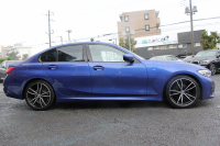 BMW 3シリーズ 320d Xdrive Mｽﾎﾟｰﾂ ﾃﾞﾋﾞｭｰP ｺﾝﾌｫｰﾄP 4WD ﾋｰﾀｰ黒革 専用ﾌﾞﾙｰｽﾃｯﾁ 19AW LEDﾍｯﾄﾞﾗｲﾄ 追従ACC ｽﾃｱﾘﾝｸﾞｻﾎﾟｰﾄ ｱｯﾌﾟﾙｶｰﾌﾟﾚｲ ﾀｯﾁ画面HDDﾅﾋﾞBMWﾗｲﾌﾞｺｯｸﾋﾟｯﾄﾞ電動ﾘｱｹﾞｰﾄ Hi-fiｽﾋﾟｰｶｰ ｱﾝﾋﾞｴﾝﾝﾄﾗｲﾄ 2年保証