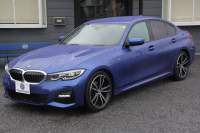 BMW 3シリーズ 320d Xdrive Mｽﾎﾟｰﾂ ﾃﾞﾋﾞｭｰP ｺﾝﾌｫｰﾄP 4WD ﾋｰﾀｰ黒革 専用ﾌﾞﾙｰｽﾃｯﾁ 19AW LEDﾍｯﾄﾞﾗｲﾄ 追従ACC ｽﾃｱﾘﾝｸﾞｻﾎﾟｰﾄ ｱｯﾌﾟﾙｶｰﾌﾟﾚｲ ﾀｯﾁ画面HDDﾅﾋﾞBMWﾗｲﾌﾞｺｯｸﾋﾟｯﾄﾞ電動ﾘｱｹﾞｰﾄ Hi-fiｽﾋﾟｰｶｰ ｱﾝﾋﾞｴﾝﾝﾄﾗｲﾄ 2年保証