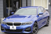 BMW 3シリーズ 320d Xdrive Mｽﾎﾟｰﾂ ﾃﾞﾋﾞｭｰP ｺﾝﾌｫｰﾄP 4WD ﾋｰﾀｰ黒革 専用ﾌﾞﾙｰｽﾃｯﾁ 19AW LEDﾍｯﾄﾞﾗｲﾄ 追従ACC ｽﾃｱﾘﾝｸﾞｻﾎﾟｰﾄ ｱｯﾌﾟﾙｶｰﾌﾟﾚｲ ﾀｯﾁ画面HDDﾅﾋﾞBMWﾗｲﾌﾞｺｯｸﾋﾟｯﾄﾞ電動ﾄﾗﾝｸ Hi-fiｽﾋﾟｰｶｰ ｱﾝﾋﾞｴﾝﾝﾄﾗｲﾄ 2年保証