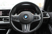 BMW 3シリーズ 320d Xdrive Mｽﾎﾟｰﾂ ﾃﾞﾋﾞｭｰP ｺﾝﾌｫｰﾄP 4WD ﾋｰﾀｰ黒革 専用ﾌﾞﾙｰｽﾃｯﾁ 19AW LEDﾍｯﾄﾞﾗｲﾄ 追従ACC ｽﾃｱﾘﾝｸﾞｻﾎﾟｰﾄ ｱｯﾌﾟﾙｶｰﾌﾟﾚｲ ﾀｯﾁ画面HDDﾅﾋﾞBMWﾗｲﾌﾞｺｯｸﾋﾟｯﾄﾞ電動ﾘｱｹﾞｰﾄ Hi-fiｽﾋﾟｰｶｰ ｱﾝﾋﾞｴﾝﾝﾄﾗｲﾄ 2年保証