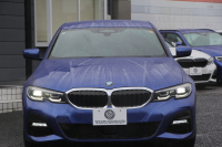BMW 3シリーズ 320d Xdrive Mｽﾎﾟｰﾂ ﾃﾞﾋﾞｭｰP ｺﾝﾌｫｰﾄP 4WD ﾋｰﾀｰ黒革 専用ﾌﾞﾙｰｽﾃｯﾁ 19AW LEDﾍｯﾄﾞﾗｲﾄ 追従ACC ｽﾃｱﾘﾝｸﾞｻﾎﾟｰﾄ ｱｯﾌﾟﾙｶｰﾌﾟﾚｲ ﾀｯﾁ画面HDDﾅﾋﾞBMWﾗｲﾌﾞｺｯｸﾋﾟｯﾄﾞ電動ﾘｱｹﾞｰﾄ Hi-fiｽﾋﾟｰｶｰ ｱﾝﾋﾞｴﾝﾝﾄﾗｲﾄ 2年保証