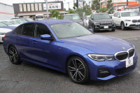 BMW 3シリーズ 320d Xdrive Mｽﾎﾟｰﾂ ﾃﾞﾋﾞｭｰP ｺﾝﾌｫｰﾄP 4WD ﾋｰﾀｰ黒革 専用ﾌﾞﾙｰｽﾃｯﾁ 19AW LEDﾍｯﾄﾞﾗｲﾄ 追従ACC ｽﾃｱﾘﾝｸﾞｻﾎﾟｰﾄ ｱｯﾌﾟﾙｶｰﾌﾟﾚｲ ﾀｯﾁ画面HDDﾅﾋﾞBMWﾗｲﾌﾞｺｯｸﾋﾟｯﾄﾞ電動ﾘｱｹﾞｰﾄ Hi-fiｽﾋﾟｰｶｰ ｱﾝﾋﾞｴﾝﾝﾄﾗｲﾄ 2年保証