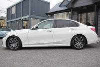 BMW 3シリーズ 320i Mｽﾎﾟｰﾂ ﾊｲﾗｲﾝ ｺﾝﾌｫｰﾄP ｺﾆｬｯｸﾚｻﾞｰ ｼｰﾄﾋｰﾀｰ 追従ACC 渋滞ﾊﾝｽﾞｵﾌ 電動ﾄﾗﾝｸ Hi-fiｽﾋﾟｰｶｰ ｽﾃｱﾘﾝｸﾞｻﾎﾟｰﾄ ﾀｯﾁ画面HDDﾅﾋﾞｱｯﾌﾟﾙｶｰﾌﾟﾚｲ LEDﾍｯﾄﾞﾗｲﾄ ｵｰﾄﾊｲﾋﾞｰﾑ 専用ｴｱﾛ ﾜｲﾔﾚｽ充電 ｱｸﾃｨﾌﾞPDC緊急ﾌﾞﾚｰｷ 2年保証