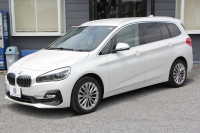 BMW 2シリーズ 218d ｸﾞﾗﾝﾂｱﾗｰ ﾗｸﾞｼﾞｭｱﾘｰ 最終ﾓﾃﾞﾙ 型式変更後3DA-6W20 3列7人乗り ADｱｸﾃｨﾌﾞｾｰﾌﾃｨ&ｺﾝﾌｫｰﾄP 追従ACC HUD ﾋｰﾀｰ黒革 電動ﾄﾗﾝｸ LEDﾍｯﾄﾞﾗｲﾄ ﾒﾓﾘｰ付電動ｼｰﾄ ﾀｯﾁ画面HDDﾅﾋﾞﾊﾟｰｷﾝｸﾞｱｼｽﾄ 2年保証