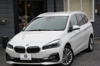 BMW 2シリーズ 218d ｸﾞﾗﾝﾂｱﾗｰ ﾗｸﾞｼﾞｭｱﾘｰ 最終ﾓﾃﾞﾙ 型式変更後3DA-6W20 3列7人乗り ADｱｸﾃｨﾌﾞｾｰﾌﾃｨ&ｺﾝﾌｫｰﾄP 追従ACC HUD ﾋｰﾀｰ黒革 電動ﾄﾗﾝｸ LEDﾍｯﾄﾞﾗｲﾄ ﾒﾓﾘｰ付電動ｼｰﾄ ﾀｯﾁ画面HDDﾅﾋﾞﾊﾟｰｷﾝｸﾞｱｼｽﾄ 2年保証