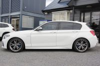 BMW 1シリーズ M140i 後期 340馬力 直6ﾀｰﾎﾞB58新ｴﾝｼﾞﾝ LEDﾍｯﾄﾞﾗｲﾄ ｱﾀﾞﾌﾟﾃｨﾌﾞMｻｽ 専用ﾌﾞﾚｰｷ 専用18AW HDDﾅﾋﾞ衝突軽減ﾌﾞﾚｰｷ 車線逸脱警告 歩行者警告 ﾌﾞﾚｰｷ付ｸﾙｺﾝ 専用ｴｱﾛ 後輪駆動 2年保証