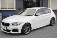BMW 1シリーズ M140i 後期 340馬力 直6ﾀｰﾎﾞB58新ｴﾝｼﾞﾝ LEDﾍｯﾄﾞﾗｲﾄ ｱﾀﾞﾌﾟﾃｨﾌﾞMｻｽ 専用ﾌﾞﾚｰｷ 専用18AW HDDﾅﾋﾞ衝突軽減ﾌﾞﾚｰｷ 車線逸脱警告 歩行者警告 ﾌﾞﾚｰｷ付ｸﾙｺﾝ 専用ｴｱﾛ 後輪駆動 2年保証