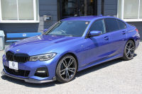 BMW 3シリーズ 320i Mｽﾎﾟｰﾂ ﾃﾞﾋﾞｭｰP ｺﾝﾌｫｰﾄP ﾋｰﾀｰ黒革 専用ﾌﾞﾙｰｽﾃｯﾁ 19AW 追従ACC 渋滞ﾊﾝｽﾞｵﾌ LEDﾍｯﾄﾞﾗｲﾄ ｵｰﾄﾊｲﾋﾞｰﾑ ﾀｯﾁ画面HDDﾅﾋﾞｱｯﾌﾟﾙｶｰﾌﾟﾚｲ Pｱｼｽﾄ 電動ﾄﾗﾝｸ ｽﾏｰﾄｷｰ 専用ｴｱﾛ ﾌﾞﾗｯｸｷﾄﾞﾆｰｸﾞﾘﾙ 2年保証
