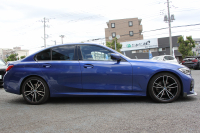 BMW 3シリーズ 320i Mｽﾎﾟｰﾂ ﾃﾞﾋﾞｭｰP ｺﾝﾌｫｰﾄP ﾋｰﾀｰ黒革 専用ﾌﾞﾙｰｽﾃｯﾁ 19AW 追従ACC 渋滞ﾊﾝｽﾞｵﾌ LEDﾍｯﾄﾞﾗｲﾄ ｵｰﾄﾊｲﾋﾞｰﾑ ﾀｯﾁ画面HDDﾅﾋﾞｱｯﾌﾟﾙｶｰﾌﾟﾚｲ Pｱｼｽﾄ 電動ﾄﾗﾝｸ ｽﾏｰﾄｷｰ 専用ｴｱﾛ ﾌﾞﾗｯｸｷﾄﾞﾆｰｸﾞﾘﾙ 2年保証