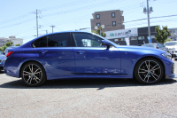 BMW 3シリーズ 320i Mｽﾎﾟｰﾂ ﾃﾞﾋﾞｭｰP ｺﾝﾌｫｰﾄP ﾋｰﾀｰ黒革 専用ﾌﾞﾙｰｽﾃｯﾁ 19AW 追従ACC 渋滞ﾊﾝｽﾞｵﾌ LEDﾍｯﾄﾞﾗｲﾄ ｵｰﾄﾊｲﾋﾞｰﾑ ﾀｯﾁ画面HDDﾅﾋﾞｱｯﾌﾟﾙｶｰﾌﾟﾚｲ Pｱｼｽﾄ 電動ﾄﾗﾝｸ ｽﾏｰﾄｷｰ 専用ｴｱﾛ ﾌﾞﾗｯｸｷﾄﾞﾆｰｸﾞﾘﾙ 2年保証