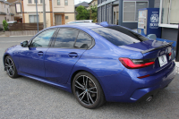 BMW 3シリーズ 320i Mｽﾎﾟｰﾂ ﾃﾞﾋﾞｭｰP ｺﾝﾌｫｰﾄP ﾋｰﾀｰ黒革 専用ﾌﾞﾙｰｽﾃｯﾁ 19AW 追従ACC 渋滞ﾊﾝｽﾞｵﾌ LEDﾍｯﾄﾞﾗｲﾄ ｵｰﾄﾊｲﾋﾞｰﾑ ﾀｯﾁ画面HDDﾅﾋﾞｱｯﾌﾟﾙｶｰﾌﾟﾚｲ Pｱｼｽﾄ 電動ﾄﾗﾝｸ ｽﾏｰﾄｷｰ 専用ｴｱﾛ ﾌﾞﾗｯｸｷﾄﾞﾆｰｸﾞﾘﾙ 2年保証