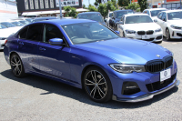 BMW 3シリーズ 320i Mｽﾎﾟｰﾂ ﾃﾞﾋﾞｭｰP ｺﾝﾌｫｰﾄP ﾋｰﾀｰ黒革 専用ﾌﾞﾙｰｽﾃｯﾁ 19AW 追従ACC 渋滞ﾊﾝｽﾞｵﾌ LEDﾍｯﾄﾞﾗｲﾄ ｵｰﾄﾊｲﾋﾞｰﾑ ﾀｯﾁ画面HDDﾅﾋﾞｱｯﾌﾟﾙｶｰﾌﾟﾚｲ Pｱｼｽﾄ 電動ﾄﾗﾝｸ ｽﾏｰﾄｷｰ 専用ｴｱﾛ ﾌﾞﾗｯｸｷﾄﾞﾆｰｸﾞﾘﾙ 2年保証