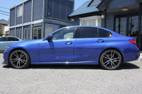 BMW 3シリーズ 320i Mｽﾎﾟｰﾂ ﾃﾞﾋﾞｭｰP ｺﾝﾌｫｰﾄP ﾋｰﾀｰ黒革 専用ﾌﾞﾙｰｽﾃｯﾁ 19AW 追従ACC 渋滞ﾊﾝｽﾞｵﾌ LEDﾍｯﾄﾞﾗｲﾄ ｵｰﾄﾊｲﾋﾞｰﾑ ﾀｯﾁ画面HDDﾅﾋﾞｱｯﾌﾟﾙｶｰﾌﾟﾚｲ Pｱｼｽﾄ 電動ﾄﾗﾝｸ ｽﾏｰﾄｷｰ 専用ｴｱﾛ ﾌﾞﾗｯｸｷﾄﾞﾆｰｸﾞﾘﾙ 2年保証