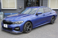 BMW 3シリーズ 320i Mｽﾎﾟｰﾂ ﾃﾞﾋﾞｭｰP ｺﾝﾌｫｰﾄP ﾋｰﾀｰ黒革 専用ﾌﾞﾙｰｽﾃｯﾁ 19AW 追従ACC 渋滞ﾊﾝｽﾞｵﾌ LEDﾍｯﾄﾞﾗｲﾄ ｵｰﾄﾊｲﾋﾞｰﾑ ﾀｯﾁ画面HDDﾅﾋﾞｱｯﾌﾟﾙｶｰﾌﾟﾚｲ Pｱｼｽﾄ 電動ﾄﾗﾝｸ ｽﾏｰﾄｷｰ 専用ｴｱﾛ ﾌﾞﾗｯｸｷﾄﾞﾆｰｸﾞﾘﾙ 2年保証