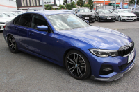 BMW 3シリーズ 320i Mｽﾎﾟｰﾂ ﾃﾞﾋﾞｭｰP ｺﾝﾌｫｰﾄP ﾋｰﾀｰ黒革 専用ﾌﾞﾙｰｽﾃｯﾁ 19AW 追従ACC 渋滞ﾊﾝｽﾞｵﾌ LEDﾍｯﾄﾞﾗｲﾄ ｵｰﾄﾊｲﾋﾞｰﾑ ﾀｯﾁ画面HDDﾅﾋﾞｱｯﾌﾟﾙｶｰﾌﾟﾚｲ Pｱｼｽﾄ 電動ﾄﾗﾝｸ ｽﾏｰﾄｷｰ 専用ｴｱﾛ ﾌﾞﾗｯｸｷﾄﾞﾆｰｸﾞﾘﾙ 2年保証