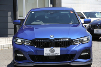 BMW 3シリーズ 320i Mｽﾎﾟｰﾂ ﾃﾞﾋﾞｭｰP ｺﾝﾌｫｰﾄP ﾋｰﾀｰ黒革 専用ﾌﾞﾙｰｽﾃｯﾁ 19AW 追従ACC 渋滞ﾊﾝｽﾞｵﾌ LEDﾍｯﾄﾞﾗｲﾄ ｵｰﾄﾊｲﾋﾞｰﾑ ﾀｯﾁ画面HDDﾅﾋﾞｱｯﾌﾟﾙｶｰﾌﾟﾚｲ Pｱｼｽﾄ 電動ﾄﾗﾝｸ ｽﾏｰﾄｷｰ 専用ｴｱﾛ ﾌﾞﾗｯｸｷﾄﾞﾆｰｸﾞﾘﾙ 2年保証