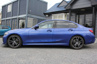 BMW 3シリーズ 320i Mｽﾎﾟｰﾂ ﾃﾞﾋﾞｭｰP ｺﾝﾌｫｰﾄP ﾋｰﾀｰ黒革 専用ﾌﾞﾙｰｽﾃｯﾁ 19AW 追従ACC 渋滞ﾊﾝｽﾞｵﾌ LEDﾍｯﾄﾞﾗｲﾄ ｵｰﾄﾊｲﾋﾞｰﾑ ﾀｯﾁ画面HDDﾅﾋﾞｱｯﾌﾟﾙｶｰﾌﾟﾚｲ Pｱｼｽﾄ 電動ﾄﾗﾝｸ ｽﾏｰﾄｷｰ 専用ｴｱﾛ ﾌﾞﾗｯｸｷﾄﾞﾆｰｸﾞﾘﾙ 2年保証