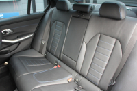 BMW 3シリーズ 320i Mｽﾎﾟｰﾂ ﾃﾞﾋﾞｭｰP ｺﾝﾌｫｰﾄP ﾋｰﾀｰ黒革 専用ﾌﾞﾙｰｽﾃｯﾁ 19AW 追従ACC 渋滞ﾊﾝｽﾞｵﾌ LEDﾍｯﾄﾞﾗｲﾄ ｵｰﾄﾊｲﾋﾞｰﾑ ﾀｯﾁ画面HDDﾅﾋﾞｱｯﾌﾟﾙｶｰﾌﾟﾚｲ Pｱｼｽﾄ 電動ﾄﾗﾝｸ ｽﾏｰﾄｷｰ 専用ｴｱﾛ ﾌﾞﾗｯｸｷﾄﾞﾆｰｸﾞﾘﾙ 2年保証