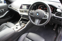BMW 3シリーズ 320i Mｽﾎﾟｰﾂ ﾃﾞﾋﾞｭｰP ｺﾝﾌｫｰﾄP ﾋｰﾀｰ黒革 専用ﾌﾞﾙｰｽﾃｯﾁ 19AW 追従ACC 渋滞ﾊﾝｽﾞｵﾌ LEDﾍｯﾄﾞﾗｲﾄ ｵｰﾄﾊｲﾋﾞｰﾑ ﾀｯﾁ画面HDDﾅﾋﾞｱｯﾌﾟﾙｶｰﾌﾟﾚｲ Pｱｼｽﾄ 電動ﾄﾗﾝｸ ｽﾏｰﾄｷｰ 専用ｴｱﾛ ﾌﾞﾗｯｸｷﾄﾞﾆｰｸﾞﾘﾙ 2年保証
