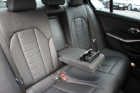 BMW 3シリーズ 320i Mｽﾎﾟｰﾂ ﾃﾞﾋﾞｭｰP ｺﾝﾌｫｰﾄP ﾋｰﾀｰ黒革 専用ﾌﾞﾙｰｽﾃｯﾁ 19AW 追従ACC 渋滞ﾊﾝｽﾞｵﾌ LEDﾍｯﾄﾞﾗｲﾄ ｵｰﾄﾊｲﾋﾞｰﾑ ﾀｯﾁ画面HDDﾅﾋﾞｱｯﾌﾟﾙｶｰﾌﾟﾚｲ Pｱｼｽﾄ 電動ﾄﾗﾝｸ ｽﾏｰﾄｷｰ 専用ｴｱﾛ ﾌﾞﾗｯｸｷﾄﾞﾆｰｸﾞﾘﾙ 2年保証