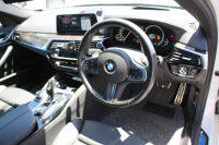 BMW 5シリーズ 530i ﾂｰﾘﾝｸﾞMｽﾎﾟｰﾂ ﾃﾞﾋﾞｭｰP 252馬力 高出力 1ｵﾅ 全席ﾋｰﾀｰ黒革 全ﾄﾞｱｿﾌﾄｸﾛｰｽﾞｼﾞｪｽﾁｬｰC HUD Mﾊﾟﾌｫｰﾏﾝｽ20AW ﾀｯﾁ画面HDDﾅﾋﾞTV 360度ｶﾒﾗ LEDﾍｯﾄﾞﾗｲﾄ ｵｰﾄﾊｲﾋﾞｰﾑ 電動ﾘｱｹﾞｰﾄ 液晶ﾒｰﾀｰ 専用ｴｱﾛ 2年保証