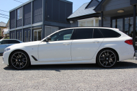 BMW 5シリーズ 530i ﾂｰﾘﾝｸﾞMｽﾎﾟｰﾂ ﾃﾞﾋﾞｭｰP 252馬力 高出力 1ｵﾅ 全席ﾋｰﾀｰ黒革 全ﾄﾞｱｿﾌﾄｸﾛｰｽﾞｼﾞｪｽﾁｬｰC HUD Mﾊﾟﾌｫｰﾏﾝｽ20AW ﾀｯﾁ画面HDDﾅﾋﾞTV 360度ｶﾒﾗ LEDﾍｯﾄﾞﾗｲﾄ ｵｰﾄﾊｲﾋﾞｰﾑ 電動ﾘｱｹﾞｰﾄ 液晶ﾒｰﾀｰ 専用ｴｱﾛ 2年保証