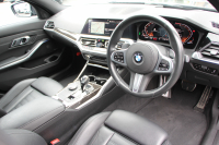 BMW 3シリーズ 320i Mｽﾎﾟｰﾂ ﾊｲﾗｲﾝ ｺﾝﾌｫｰﾄP ﾋｰﾀｰ黒革 HUD 追従ACC 渋滞ﾊﾝｽﾞｵﾌ individual19AW 電動ﾄﾗﾝｸ Hi-fiｽﾋﾟｰｶｰ ﾀｯﾁ画面HDDﾅﾋﾞｱｯﾌﾟﾙｶｰﾌﾟﾚｲ LEDﾍｯﾄﾞﾗｲﾄ ｵｰﾄﾊｲﾋﾞｰﾑ Pｱｼｽﾄ 専用ｴｱﾛ ﾜｲﾔﾚｽ充電 BMWﾗｲﾌﾞｺｯｸﾋﾟｯﾄﾞ2年保証