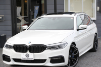 BMW 5シリーズ 530i ﾂｰﾘﾝｸﾞMｽﾎﾟｰﾂ ｾﾚｸﾄP 型式変更後ABA-JT20 新ﾒｰﾀｰ 252馬力 ﾊﾟﾉﾗﾏｻﾝﾙｰﾌ ﾊｰﾏﾝｶｰﾄﾞﾝｻﾗｳﾝﾄﾞ4ｿﾞｰﾝｴｱｺﾝ 全席ﾋｰﾀｰ黒革 HUD 追従ACC ｽﾃｱﾘﾝｸﾞｻﾎﾟｰﾄ 液晶ﾒｰﾀｰ ﾀｯﾁ画面ﾅﾋﾞTV 360度ｶﾒﾗ LEDﾍｯﾄﾞﾗｲﾄ Mspﾌﾞﾚｰｷ 電動ﾘｱｹﾞｰﾄ 2年保証