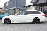 BMW 5シリーズ 530i ﾂｰﾘﾝｸﾞMｽﾎﾟｰﾂ ｾﾚｸﾄP 型式変更後ABA-JT20 新ﾒｰﾀｰ 252馬力 ﾊﾟﾉﾗﾏｻﾝﾙｰﾌ ﾊｰﾏﾝｶｰﾄﾞﾝｻﾗｳﾝﾄﾞ4ｿﾞｰﾝｴｱｺﾝ 全席ﾋｰﾀｰ黒革 HUD 追従ACC ｽﾃｱﾘﾝｸﾞｻﾎﾟｰﾄ 液晶ﾒｰﾀｰ ﾀｯﾁ画面ﾅﾋﾞTV 360度ｶﾒﾗ LEDﾍｯﾄﾞﾗｲﾄ Mspﾌﾞﾚｰｷ 電動ﾘｱｹﾞｰﾄ 2年保証