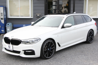 BMW 5シリーズ 530i ﾂｰﾘﾝｸﾞMｽﾎﾟｰﾂ ｾﾚｸﾄP 型式変更後ABA-JT20 新ﾒｰﾀｰ 252馬力 ﾊﾟﾉﾗﾏｻﾝﾙｰﾌ ﾊｰﾏﾝｶｰﾄﾞﾝｻﾗｳﾝﾄﾞ4ｿﾞｰﾝｴｱｺﾝ 全席ﾋｰﾀｰ黒革 HUD 追従ACC ｽﾃｱﾘﾝｸﾞｻﾎﾟｰﾄ 液晶ﾒｰﾀｰ ﾀｯﾁ画面ﾅﾋﾞTV 360度ｶﾒﾗ LEDﾍｯﾄﾞﾗｲﾄ Mspﾌﾞﾚｰｷ 電動ﾘｱｹﾞｰﾄ 2年保証