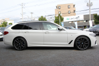 BMW 5シリーズ 530i ﾂｰﾘﾝｸﾞMｽﾎﾟｰﾂ ｾﾚｸﾄP 型式変更後ABA-JT20 新ﾒｰﾀｰ 252馬力 ﾊﾟﾉﾗﾏｻﾝﾙｰﾌ ﾊｰﾏﾝｶｰﾄﾞﾝｻﾗｳﾝﾄﾞ4ｿﾞｰﾝｴｱｺﾝ 全席ﾋｰﾀｰ黒革 HUD 追従ACC ｽﾃｱﾘﾝｸﾞｻﾎﾟｰﾄ 液晶ﾒｰﾀｰ ﾀｯﾁ画面ﾅﾋﾞTV 360度ｶﾒﾗ LEDﾍｯﾄﾞﾗｲﾄ Mspﾌﾞﾚｰｷ 電動ﾘｱｹﾞｰﾄ 2年保証