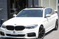 BMW 5シリーズ 530i ﾂｰﾘﾝｸﾞMｽﾎﾟｰﾂ ｾﾚｸﾄP 型式変更後ABA-JT20 新ﾒｰﾀｰ 252馬力 ﾊﾟﾉﾗﾏｻﾝﾙｰﾌ ﾊｰﾏﾝｶｰﾄﾞﾝｻﾗｳﾝﾄﾞ4ｿﾞｰﾝｴｱｺﾝ 全席ﾋｰﾀｰ黒革 HUD 追従ACC ｽﾃｱﾘﾝｸﾞｻﾎﾟｰﾄ 液晶ﾒｰﾀｰ ﾀｯﾁ画面ﾅﾋﾞTV 360度ｶﾒﾗ LEDﾍｯﾄﾞﾗｲﾄ Mspﾌﾞﾚｰｷ 電動ﾘｱｹﾞｰﾄ 2年保証