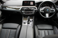 BMW 5シリーズ 530i ﾂｰﾘﾝｸﾞMｽﾎﾟｰﾂ ｾﾚｸﾄP 型式変更後ABA-JT20 新ﾒｰﾀｰ 252馬力 ﾊﾟﾉﾗﾏｻﾝﾙｰﾌ ﾊｰﾏﾝｶｰﾄﾞﾝｻﾗｳﾝﾄﾞ4ｿﾞｰﾝｴｱｺﾝ 全席ﾋｰﾀｰ黒革 HUD 追従ACC ｽﾃｱﾘﾝｸﾞｻﾎﾟｰﾄ 液晶ﾒｰﾀｰ ﾀｯﾁ画面ﾅﾋﾞTV 360度ｶﾒﾗ LEDﾍｯﾄﾞﾗｲﾄ Mspﾌﾞﾚｰｷ 電動ﾘｱｹﾞｰﾄ 2年保証