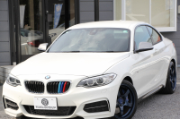 BMW 2シリーズ M235i ｸｰﾍﾟ直6ﾀｰﾎﾞ326馬力 ｱﾀﾞﾌﾟﾃｨﾌﾞMｻｽ ｱﾄﾞﾊﾞﾝﾚｰｼﾝｸﾞ18AW 専用ﾌﾞﾚｰｷ 衝突軽減ﾌﾞﾚｰｷ 車線逸脱警告 歩行者警告 ﾌﾞﾚｰｷ付ｸﾙｺﾝ HDDﾅﾋﾞBluetooth接続 Bｶﾒﾗ&ﾘｱPDC ﾊﾟﾄﾞﾙｼﾌﾄ 左右独立ｴｱｺﾝ 2年保証