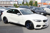 BMW 2シリーズ M235i ｸｰﾍﾟ直6ﾀｰﾎﾞ326馬力 ｱﾀﾞﾌﾟﾃｨﾌﾞMｻｽ ｱﾄﾞﾊﾞﾝﾚｰｼﾝｸﾞ18AW 専用ﾌﾞﾚｰｷ 衝突軽減ﾌﾞﾚｰｷ 車線逸脱警告 歩行者警告 ﾌﾞﾚｰｷ付ｸﾙｺﾝ HDDﾅﾋﾞBluetooth接続 Bｶﾒﾗ&ﾘｱPDC ﾊﾟﾄﾞﾙｼﾌﾄ 左右独立ｴｱｺﾝ 2年保証