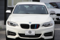BMW 2シリーズ M235i ｸｰﾍﾟ直6ﾀｰﾎﾞ326馬力 ｱﾀﾞﾌﾟﾃｨﾌﾞMｻｽ ｱﾄﾞﾊﾞﾝﾚｰｼﾝｸﾞ18AW 専用ﾌﾞﾚｰｷ 衝突軽減ﾌﾞﾚｰｷ 車線逸脱警告 歩行者警告 ﾌﾞﾚｰｷ付ｸﾙｺﾝ HDDﾅﾋﾞBluetooth接続 Bｶﾒﾗ&ﾘｱPDC ﾊﾟﾄﾞﾙｼﾌﾄ 左右独立ｴｱｺﾝ 2年保証