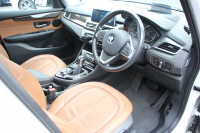 BMW 2シリーズ 218d ｸﾞﾗﾝﾂｱﾗｰ ﾗｸﾞｼﾞｭｱﾘｰ 真珠色 ADｱｸﾃｨﾌﾞｾｰﾌﾃｨ 追従ACC HUD ｻﾄﾞﾙﾌﾞﾗｳﾝﾚｻﾞｰ ｼｰﾄﾋｰﾀｰ 3列7人乗り変更後ﾀｯﾁ画面対応NEWﾅﾋﾞLEDﾍｯﾄﾞﾗｲﾄ MｽﾎﾟｰﾂOP18AW Pｱｼｽﾄ Bｶﾒﾗ ｲﾝﾃﾘｾｰﾌ ｺﾝﾌｫｰﾄP 電動Rｹﾞｰﾄ 2年保証