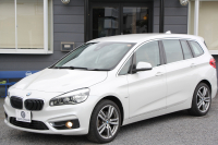 BMW 2シリーズ 218d ｸﾞﾗﾝﾂｱﾗｰ ﾗｸﾞｼﾞｭｱﾘｰ 真珠色 ADｱｸﾃｨﾌﾞｾｰﾌﾃｨ 追従ACC HUD ｻﾄﾞﾙﾌﾞﾗｳﾝﾚｻﾞｰ ｼｰﾄﾋｰﾀｰ 3列7人乗り変更後ﾀｯﾁ画面対応NEWﾅﾋﾞLEDﾍｯﾄﾞﾗｲﾄ MｽﾎﾟｰﾂOP18AW Pｱｼｽﾄ Bｶﾒﾗ ｲﾝﾃﾘｾｰﾌ ｺﾝﾌｫｰﾄP 電動Rｹﾞｰﾄ 2年保証