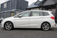 BMW 2シリーズ 218d ｸﾞﾗﾝﾂｱﾗｰ ﾗｸﾞｼﾞｭｱﾘｰ 真珠色 ADｱｸﾃｨﾌﾞｾｰﾌﾃｨ 追従ACC HUD ｻﾄﾞﾙﾌﾞﾗｳﾝﾚｻﾞｰ ｼｰﾄﾋｰﾀｰ 3列7人乗り変更後ﾀｯﾁ画面対応NEWﾅﾋﾞLEDﾍｯﾄﾞﾗｲﾄ MｽﾎﾟｰﾂOP18AW Pｱｼｽﾄ Bｶﾒﾗ ｲﾝﾃﾘｾｰﾌ ｺﾝﾌｫｰﾄP 電動Rｹﾞｰﾄ 2年保証