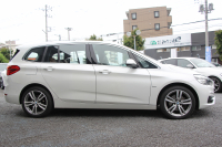 BMW 2シリーズ 218d ｸﾞﾗﾝﾂｱﾗｰ ﾗｸﾞｼﾞｭｱﾘｰ 真珠色 ADｱｸﾃｨﾌﾞｾｰﾌﾃｨ 追従ACC HUD ｻﾄﾞﾙﾌﾞﾗｳﾝﾚｻﾞｰ ｼｰﾄﾋｰﾀｰ 3列7人乗り変更後ﾀｯﾁ画面対応NEWﾅﾋﾞLEDﾍｯﾄﾞﾗｲﾄ MｽﾎﾟｰﾂOP18AW Pｱｼｽﾄ Bｶﾒﾗ ｲﾝﾃﾘｾｰﾌ ｺﾝﾌｫｰﾄP 電動Rｹﾞｰﾄ 2年保証