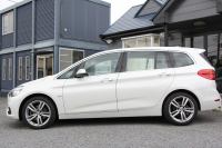 BMW 2シリーズ 218d ｸﾞﾗﾝﾂｱﾗｰ ﾗｸﾞｼﾞｭｱﾘｰ 真珠色 ADｱｸﾃｨﾌﾞｾｰﾌﾃｨ 追従ACC HUD ｻﾄﾞﾙﾌﾞﾗｳﾝﾚｻﾞｰ ｼｰﾄﾋｰﾀｰ 3列7人乗り変更後ﾀｯﾁ画面対応NEWﾅﾋﾞLEDﾍｯﾄﾞﾗｲﾄ MｽﾎﾟｰﾂOP18AW Pｱｼｽﾄ Bｶﾒﾗ ｲﾝﾃﾘｾｰﾌ ｺﾝﾌｫｰﾄP 電動Rｹﾞｰﾄ 2年保証