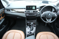 BMW 2シリーズ 218d ｸﾞﾗﾝﾂｱﾗｰ ﾗｸﾞｼﾞｭｱﾘｰ 真珠色 ADｱｸﾃｨﾌﾞｾｰﾌﾃｨ 追従ACC HUD ｻﾄﾞﾙﾌﾞﾗｳﾝﾚｻﾞｰ ｼｰﾄﾋｰﾀｰ 3列7人乗り変更後ﾀｯﾁ画面対応NEWﾅﾋﾞLEDﾍｯﾄﾞﾗｲﾄ MｽﾎﾟｰﾂOP18AW Pｱｼｽﾄ Bｶﾒﾗ ｲﾝﾃﾘｾｰﾌ ｺﾝﾌｫｰﾄP 電動Rｹﾞｰﾄ 2年保証