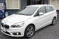 BMW 2シリーズ 218d ｸﾞﾗﾝﾂｱﾗｰ ﾗｸﾞｼﾞｭｱﾘｰ 真珠色 ADｱｸﾃｨﾌﾞｾｰﾌﾃｨ 追従ACC HUD ｻﾄﾞﾙﾌﾞﾗｳﾝﾚｻﾞｰ ｼｰﾄﾋｰﾀｰ 3列7人乗り変更後ﾀｯﾁ画面対応NEWﾅﾋﾞLEDﾍｯﾄﾞﾗｲﾄ MｽﾎﾟｰﾂOP18AW Pｱｼｽﾄ Bｶﾒﾗ ｲﾝﾃﾘｾｰﾌ ｺﾝﾌｫｰﾄP 電動Rｹﾞｰﾄ 2年保証