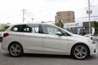 BMW 2シリーズ 218d ｸﾞﾗﾝﾂｱﾗｰ ﾗｸﾞｼﾞｭｱﾘｰ 真珠色 ADｱｸﾃｨﾌﾞｾｰﾌﾃｨ 追従ACC HUD ｻﾄﾞﾙﾌﾞﾗｳﾝﾚｻﾞｰ ｼｰﾄﾋｰﾀｰ 3列7人乗り変更後ﾀｯﾁ画面対応NEWﾅﾋﾞLEDﾍｯﾄﾞﾗｲﾄ MｽﾎﾟｰﾂOP18AW Pｱｼｽﾄ Bｶﾒﾗ ｲﾝﾃﾘｾｰﾌ ｺﾝﾌｫｰﾄP 電動Rｹﾞｰﾄ 2年保証